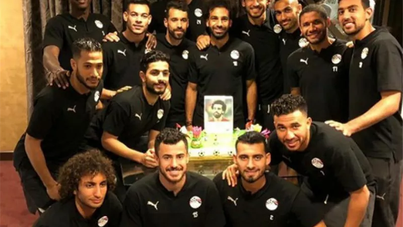 لاعبو المنتخب الوطنى يحتفلون بمحمد صلاح