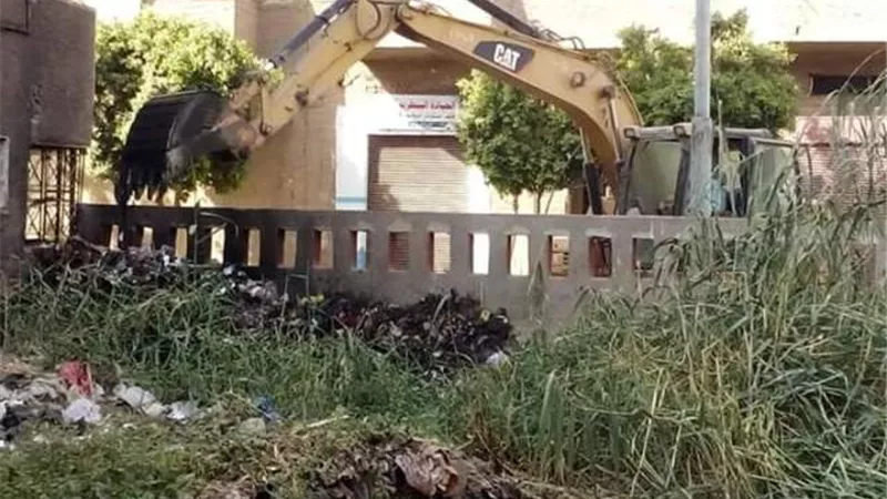 حملة مكبرة ﻹزالة المخلفات والحشائش بمدينة منفلوط بأسيوط.. صور