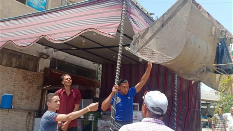 حملة لإزالة الإشغالات بحي الشباب بالعبور ..صور