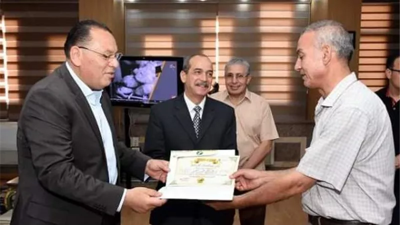 غراب يٌكرم موظَفَين بالديوان العام لبلوغهما السن القانونية للمعاش