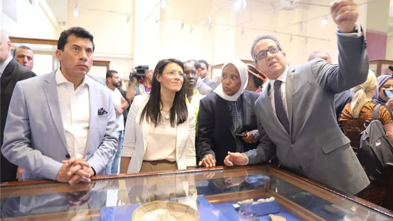 وزراء الشباب والآثار والسياحة يفتتحون معرض 