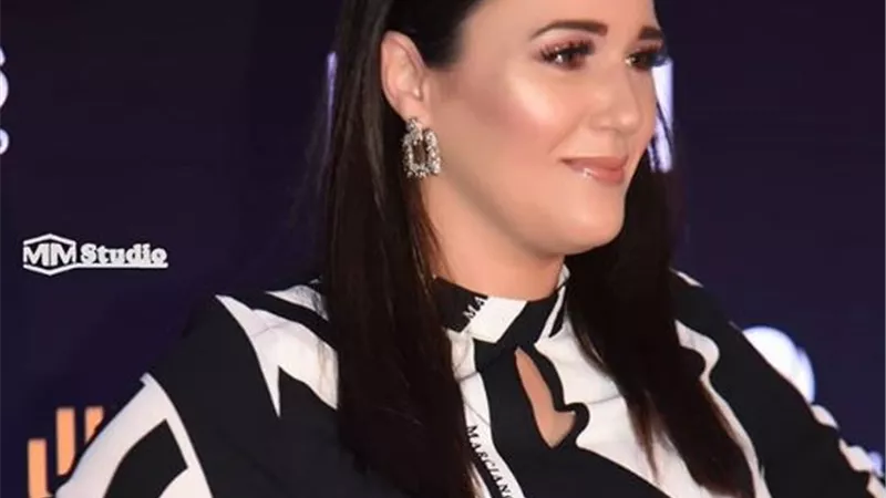 فنانة مشهورة تشعل غضب رواد السوشيال ميديا بسبب فستانها الفاضح.. صور