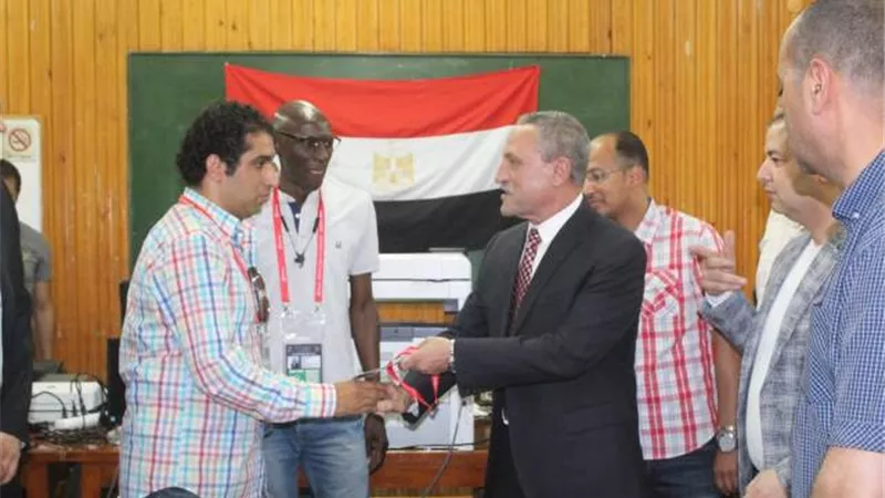 أمم أفريقيا 2019 .. محافظ الإسماعيلية يتسلم أول بطاقة لحضور مباريات المجموعة السادسة