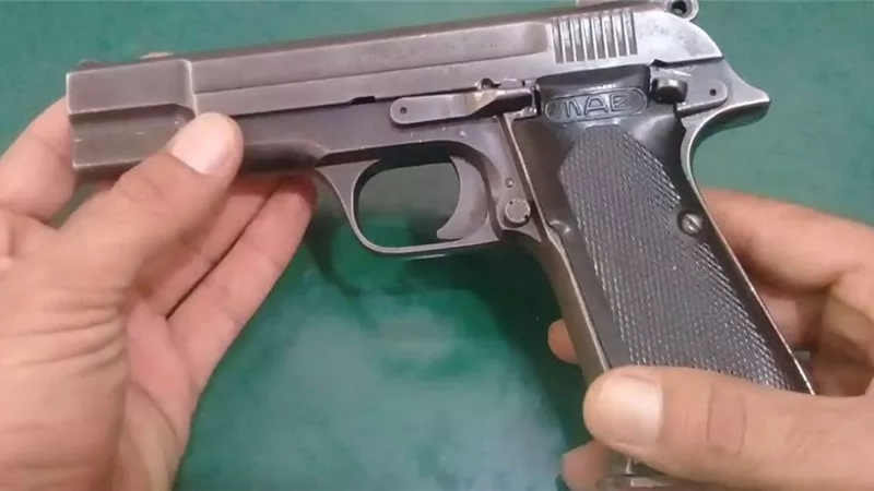 بعد تدخل الأم والزوجه.. يقتل شقيقه بسبب1700 جنيه