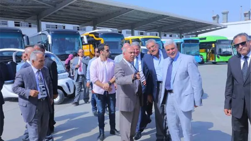 وزير النقل في جولة تفقدية بمصنع وسائل النقل mcv ممثل مرسيدس