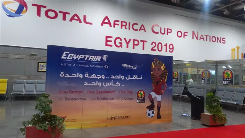 مصرللطيران تواصل حملتها الدعائية بعنوان ناقل واحد وجهة واحدة كأس واحد - صور