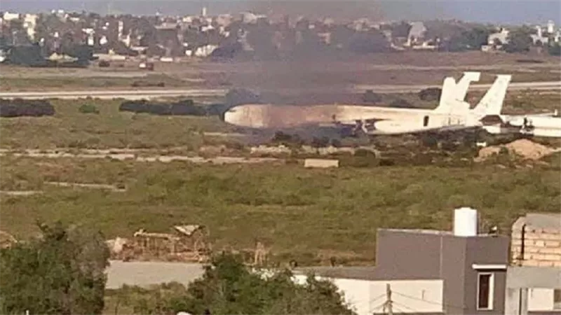 قذائف عشوائية توقف عمل مطار طرابلس الليبية