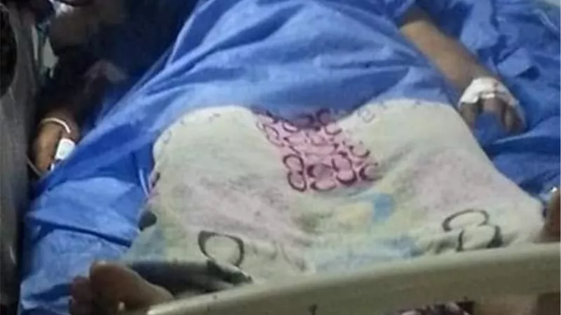 محافظ ونائب الإسماعيلية يعالجان شاب مصاب بتوقف في الحجاب الحاجز