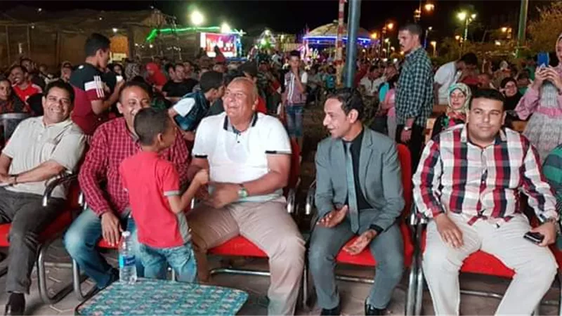 الزملوط يشارك فرحة الجماهير فوز المنتخب المصرى أمام شاشات العرض بالوادى الجديد