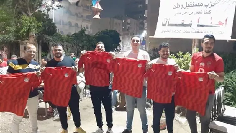 مستقبل وطن بالمنوفية يوزع تي شيرتات المنتخب عقب فوز الفراعنة
