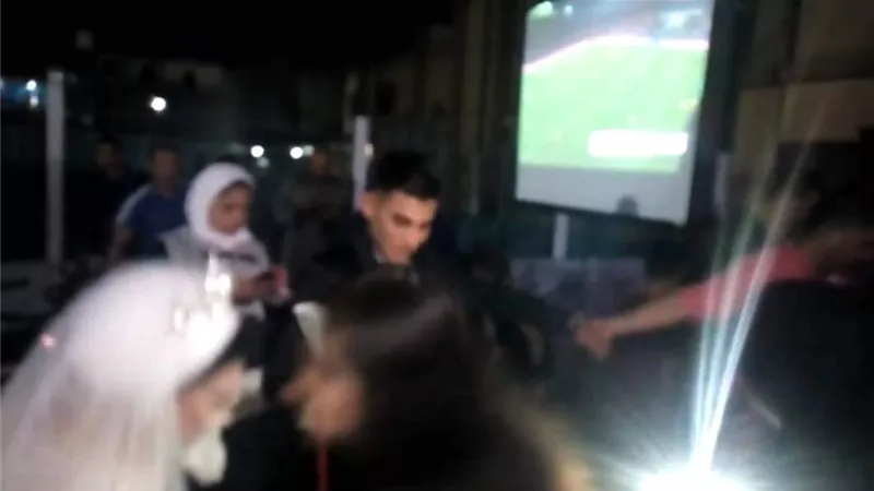 عريس القليوبية يشاهد مع عروسه مباراة مصر بكأس الامم الافريقية