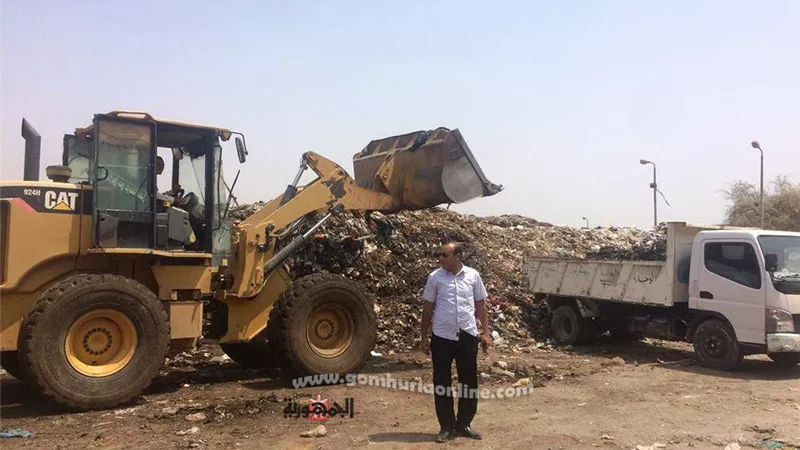 رفع 100 طن من التراكمات لرفع كفاءة الطرق بسوهاج