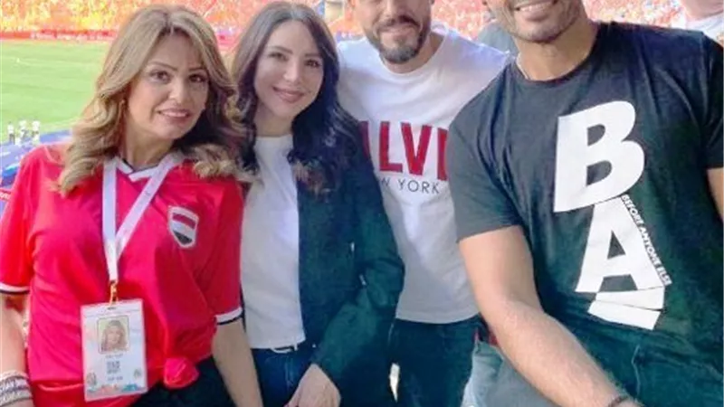 خالد سليم و يوسف الشريف مع زوجتيهما بمدرجات منتخب مصر