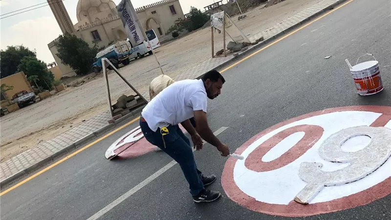 جهاز مدينة 6 أكتوبر ينتهي من تنفيذ العلامات الإرشادية بطريق وصلة دهشور
