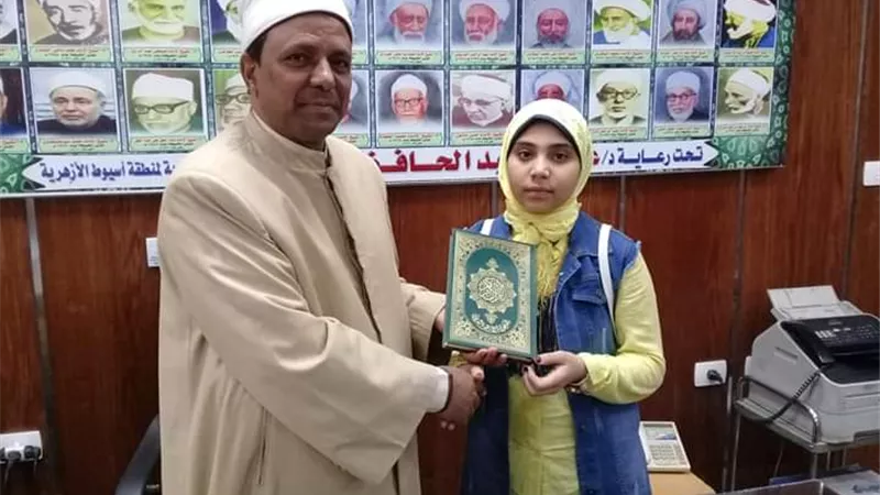رئيس المنطقة الأزهرية بأسيوط يستقبل الطالبة الأولي بالشهادة الابتدائية