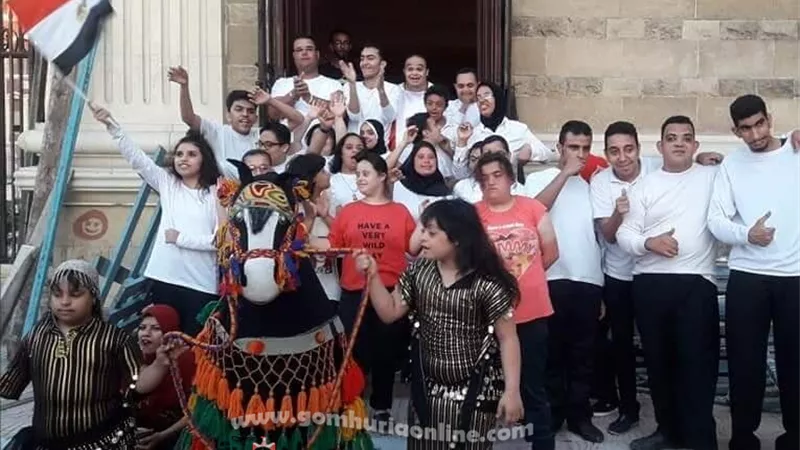 عرض فني لفرقة فنون متحدي الإعاقة بالأعلام المصرية