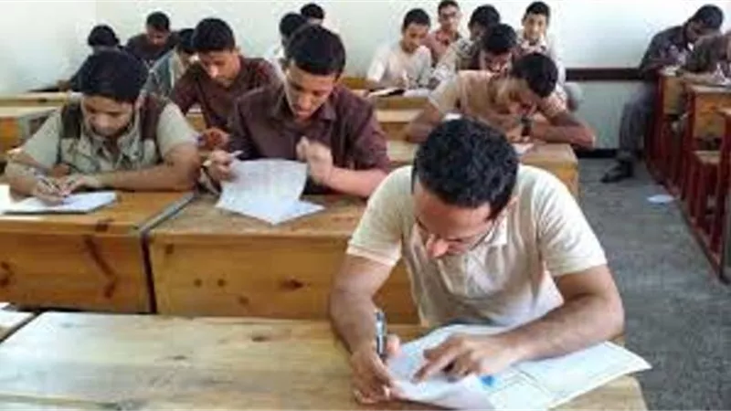 طلاب الشهادة الثانوية الأزهرية القسم الأدبى يؤدون امتحان الإنجليزى