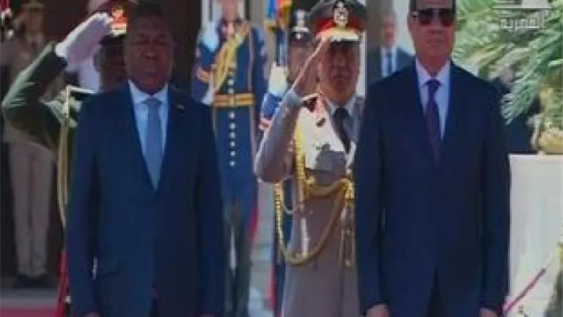 رئيس موزمبيق يغادر القاهرة عقب لقاء الرئيس السيسي