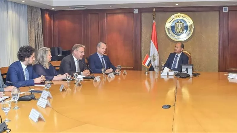 وزارة التجارة الصناعة تبحث مع وفد شركة تونجسرام المجرية الاستثمار بالسوق المصرى