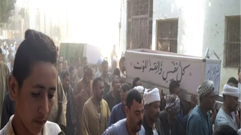 اهالي قرية مجريس باسيوط يودعون الشهداء الثلاثة الى مثواهم الاخير