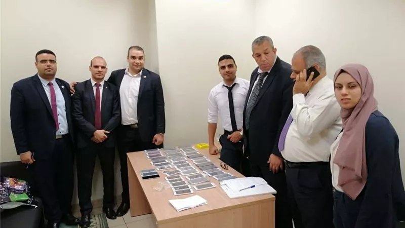 جمارك المطار تحبط محاولة تهرب كمية من الهواتف المحمولة