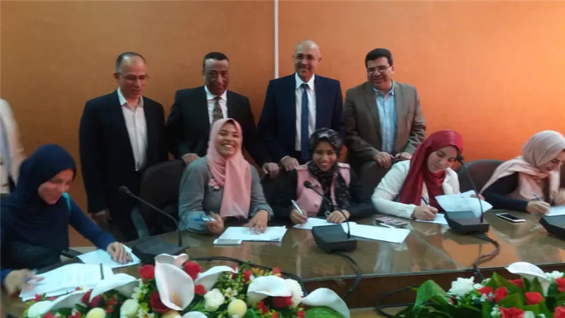 بحضور نائب رئيس جامعة طنطا .. عشرون مدربا يوقعون عقود محو امية الكبار بالغربية.صور