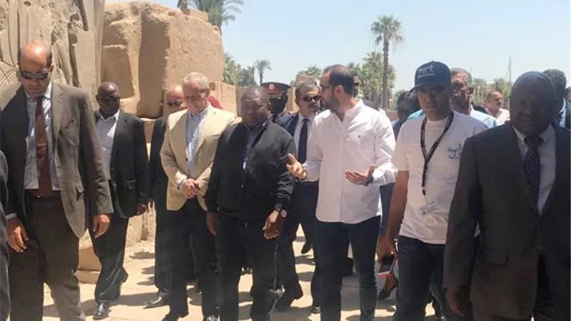 رئيس موزمبيق وسط آثار الأقصر