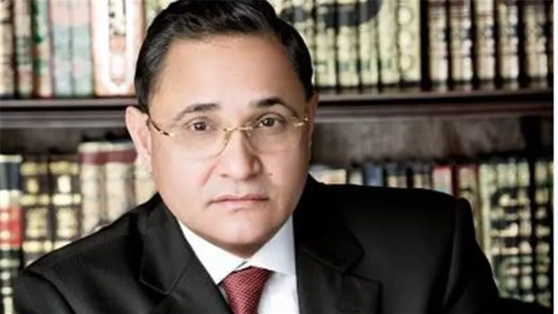 عبدالرحيم علي يدعو الجماهير للهتاف باسم الشهيد