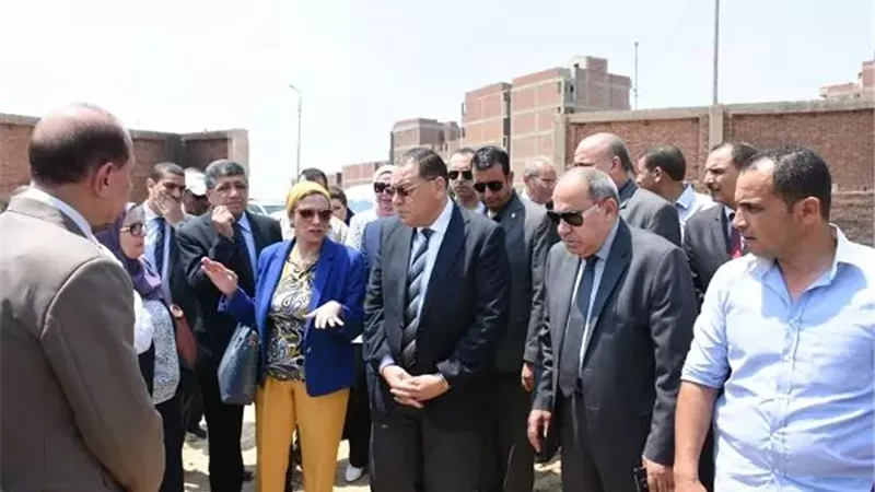 وزيرة البيئة ومحافظ الشرقية يتفقدان مقلب الفدان بمنيا القمح لإنشاء المحطة الوسيطة