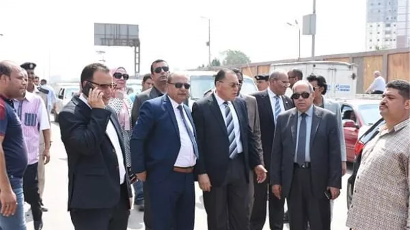 غراب يُشرف بنفسه على حملة ازالة اشغالات ويوقع غرامة على محل إطارات سيارات تعدى على الرصيف