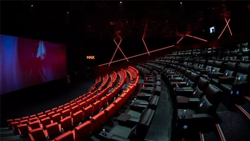 شاهد افتتاح أول دار سينما بالسعودية