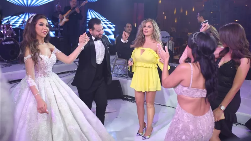 نيكول سابا تشعل الرقصات في زفاف نسمة فاضل والأمين خيل بسواريه أصفر قصير