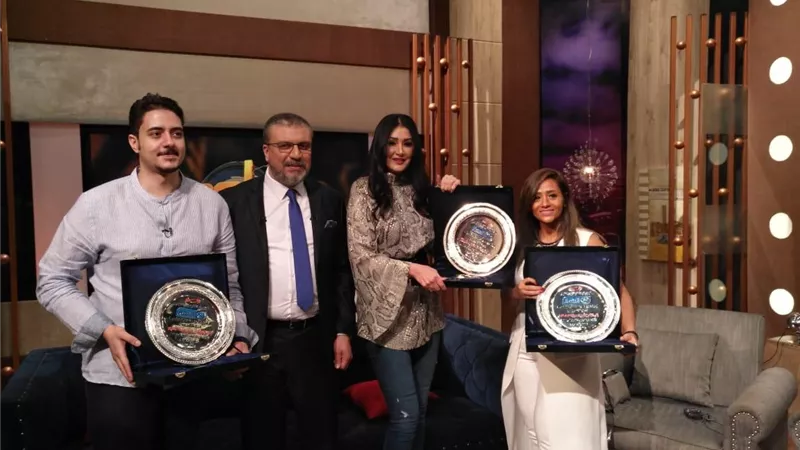 عمرو الليثى يُكرم غادة عبد الرازق ونجوم مسلسل حدوتة مرة فى 