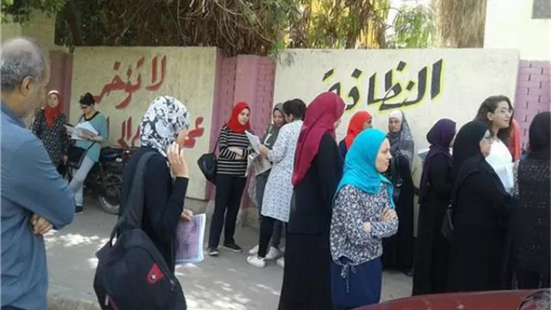طلاب اسيوط يشتكون من الفيزياء والتاريخ و اصابة 4 طلاب باغماء وقيء