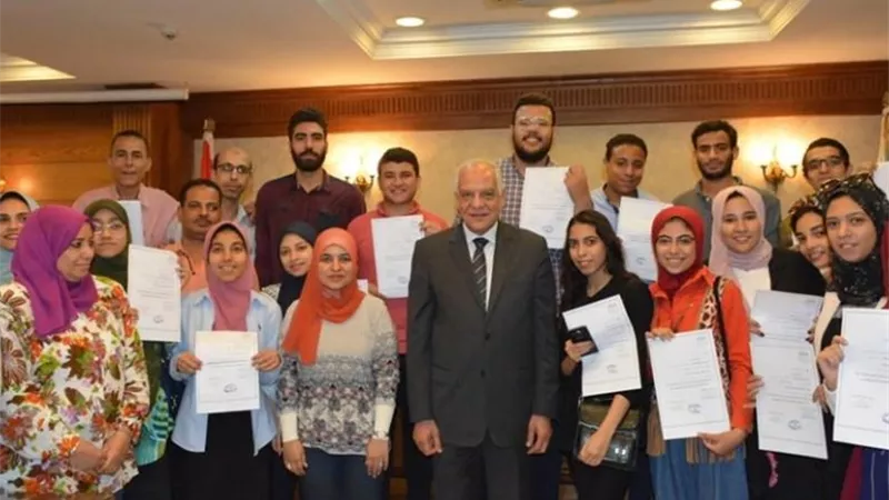 محافظ الجيزة يسلم خطابات التشغيل الصيفى لــ 300 شاب وفتاه من ابناء المحافظة