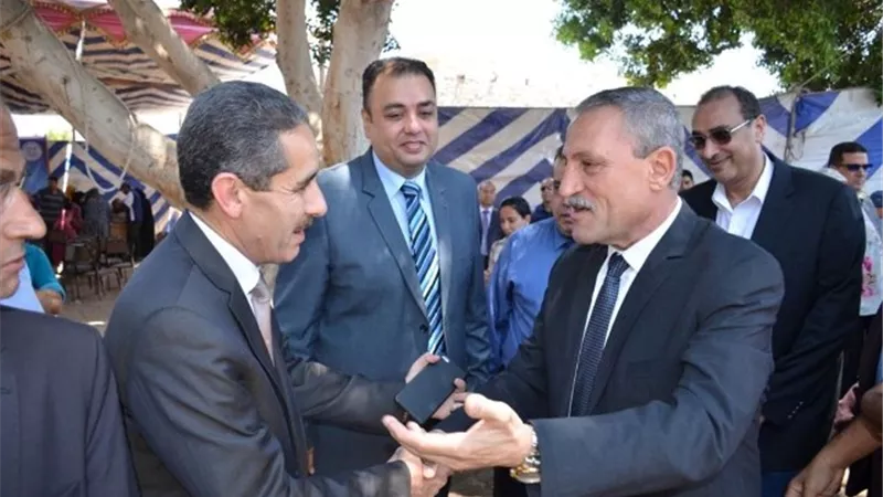 محافظ الإسماعيلية ورئيس جامعة القناة يقودان قافلة صحية بالفردان..صور
