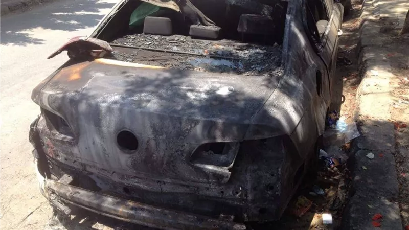 تفحم سيارة ببنها بسبب إضرام النيران فيها من قبل مجهولين