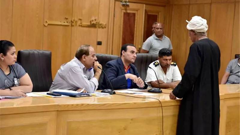 المواطنون يقدمون طلباتهم لنائب محافظ الأقصر فى اليوم المفتوح