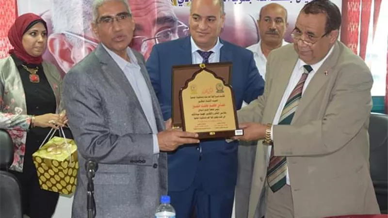 مستشفيات جامعه جنوب الوادى تكرم الدكتور عباس منصور