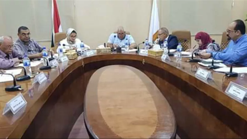 محافظ الوادي الجديد يناقش معوقات الاستثمار