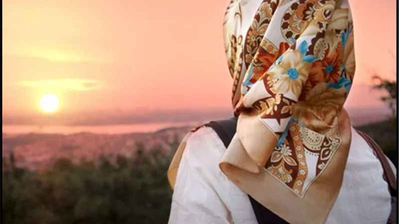 ما حكم الالتزام بالحجاب إذا تعرضت المرأة بسببه للأذى؟..الإفتاء تجيب