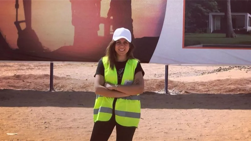 فتاة ب 100 رجل بين سواعد أكبر مشروع للطاقة الشمسية في أسوان