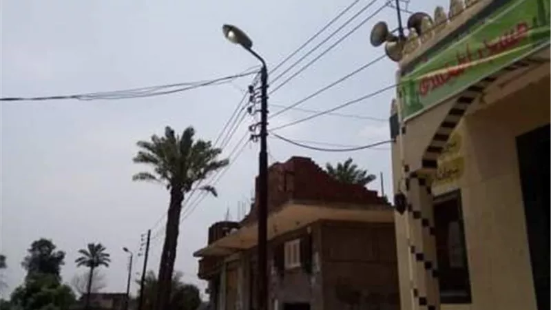 غراب يأمر بصيانة وإستعدال أعمدة الإنارة بطريق قرية النوبة ببلبيس