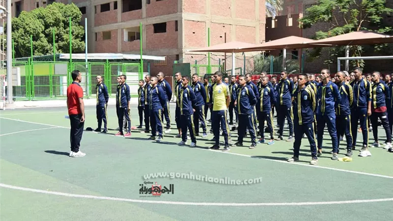 رئيس جامعة سوهاج يحيي العلم ويشارك الطلاب وجبة الإفطار بالمعسكر التدريبي..صور