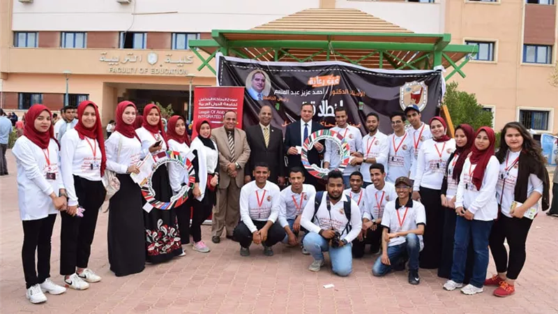 رئيس جامعة سوهاج يشارك الطلاب وجبة الإفطار بالمعسكر التدريبي
