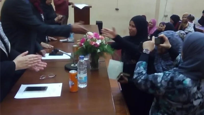 قومي المرأة باسيوط يوزيع 123 شهادة امان على السيدات الاولى بالرعاية