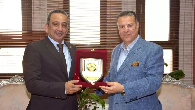 محافظ بني سويف يكرم رئيس مكتب الرقابة الإدارية بمناسبة انتهاء عمله بالمحافظة
