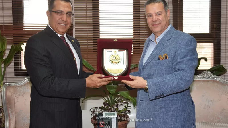 محافظ بني سويف يكرم رئيس مكتب الرقابة الإدارية بمناسبة انتهاء عمله بالمحافظة