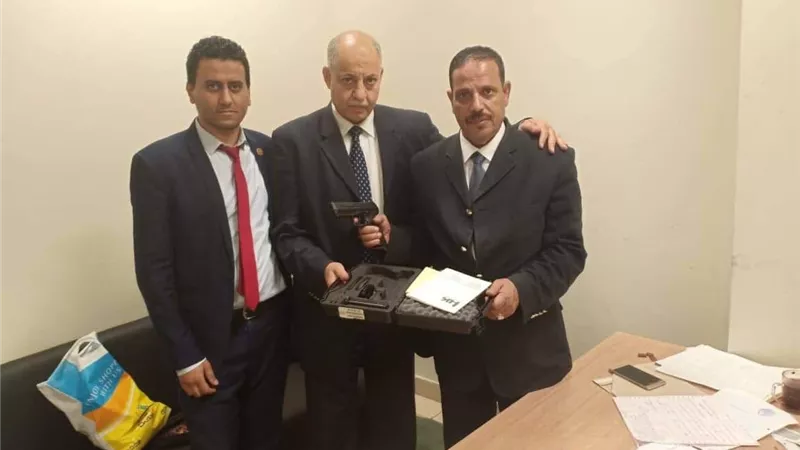 ضبط طبنجة ألمانية مع راكب امريكي بالمطار