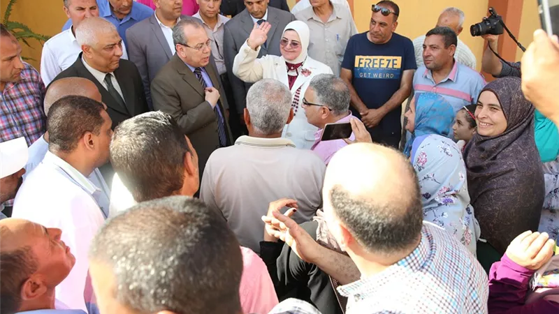 محافظ كفرالشيخ يستمع لطلبات أهالي قرية أبيوقا بدسوق 